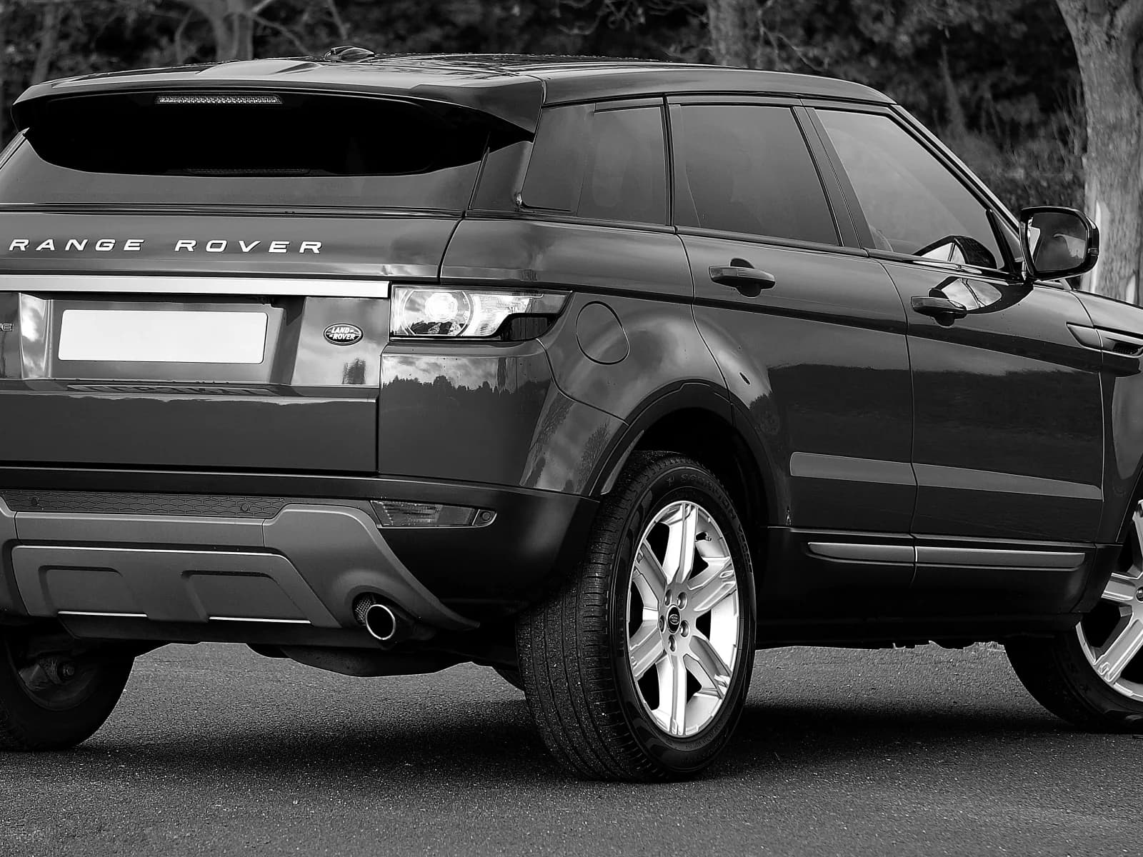 SUV von schräg hinten auf einer asphaltierten Straße
